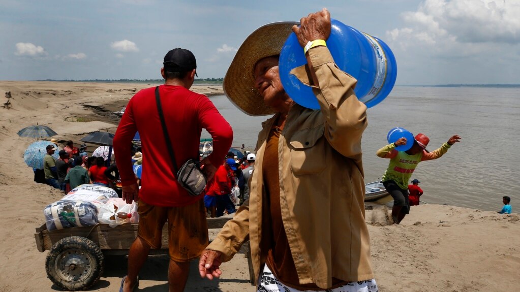 Communities Line Up for Water in Dry Amazon