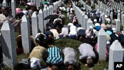 Une prière en mémoire des victimes de l'holocauste à Potocari près de Srebrenica, au nord-est de Sarajevo, Bosnie-Herzegovine, 11 juillet 2015. (AP Photo/Marko Drobnjakovic) 