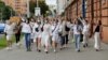 Oko 200 žena maršira u znak soldarnsti sa povređnim demonstrantima tokom poslednjeg protesnog skupa zbog izbornih neregularnosti u Minsku, Belorusija,
12. avgusta 2020.