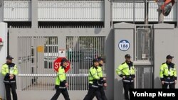 지난달 17일 보스턴 폭탄 테러 이후 한층 경계가 강화된 주한미국대사관 주변에서 경찰들이 경계 근무를 서고 있다.