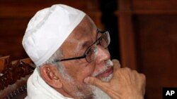 Abu Bakar Bashir duduk di kursi terdakwa selama persidangannya di pengadilan negeri di Jakarta, 16 Juni 2011. (Foto: AP/Achmad Ibrahim)