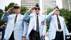 미군 한국전 참전용사인 리처드 더쿠너스, 로버트 루펠, 로저 라이더 씨가 지난해 6월 25일 필라델피아에서 열린 한국전 69주년 기념식에 참석했다.