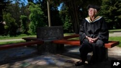 Hazel Soares, de 94 años, había sido hasta la fecha la mujer más anciana en graduarse de una institución educativa en EE.UU., en 2010.