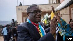 Le lauréat du prix Nobel de la paix 2018, le Dr Denis Mukwege, est accueilli par la foule le 27 décembre 2018 à Bukavu, alors qu'il revient en RDC pour la première fois depuis qu'il a reçu le prix.