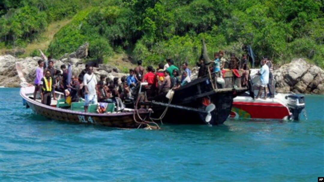 Kapal yang mengangkut sekitar 73 pengungsi Rohingnya ini ditahan oleh pihak berwenang saat berada di perairan Phuket, Thailand, 1 Januari 2013. (AP Photo). Thailand telah mengijinkan PBB untuk menemui sekitar 850 tahanan, yang sebagian besar diduga merupakan pengungsi Rohingnya (16/1).