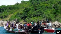 ထိုင်းတောင်ပိုင်း ဖူးခက်မြို့တွင် ထိုင်းအာဏာပိုင်တွေရဲ့ ထိန်းသိမ်းခြင်းခံရတဲ့ ရိုဟင်ဂျာလှေစီးပြေးဒုက္ခသည်များ (ဇန်နဝါရီ ၁၊ ၂၀၁၃)