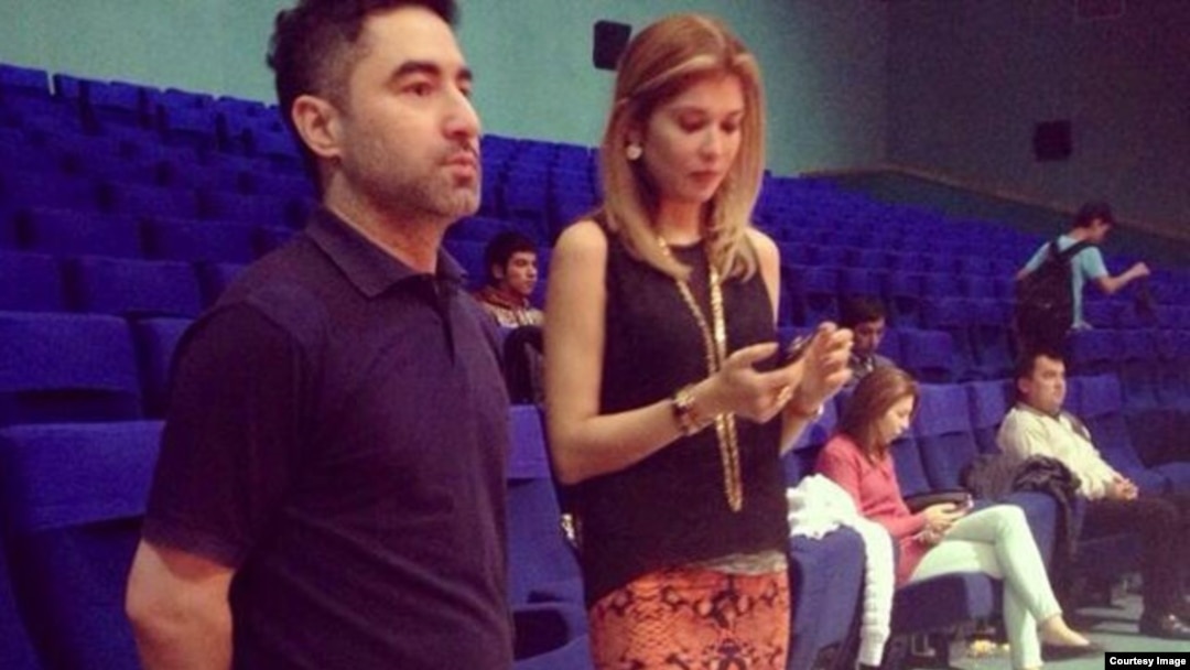 Gulnora Karimova "Twitter"ga qo'ygan suratlardan biri. Oldidagi yigit 'DADO" pop guruhidan Alisher Madumarov. 