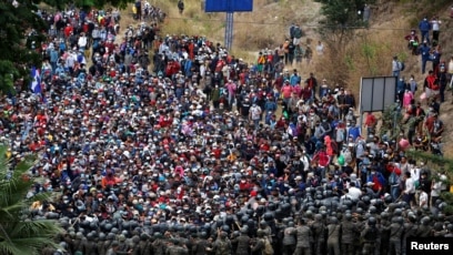 Caravana de migrantes proveniente de Honduras choca con Ej rcito