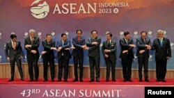 2023年9月5日在印度尼西亚雅加达举办的东南亚国家联盟 (ASEAN) 峰会开始前，领导人手拉着手拍全家福。（路透社图片）