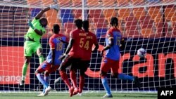 Gardien ya ba Léopards ya RDC Ley Matampi (1e) akoki te kokanga balle ya coup de tête ya Patrick Kaddu mpe mongete ya yambo mokoti na match ya CAN 2019 na ba cranes ya Ouganda, na Caire, Egypte, 22 juin 2019.