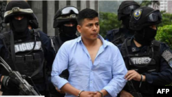 Sergio Mejía Duarte, alias 'El Compa', siendo escoltado, por miembros de las Fuerzas Especiales Tigres, luego de su arresto en Amarateca.