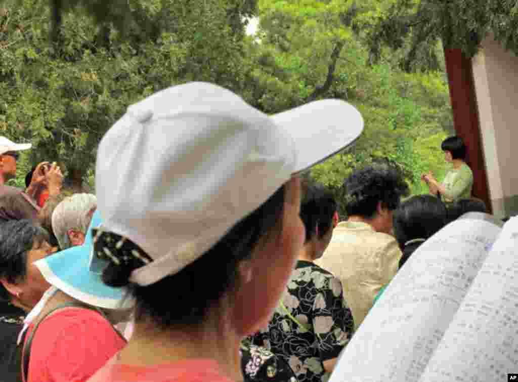 北京景山公园里的红歌团队