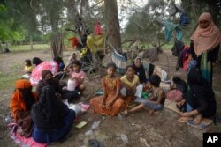 Muslim Rohingya beristirahat di pantai setelah perahu mereka terdampar di Pulau Idaman di Aceh Timur. (Foto: AP)