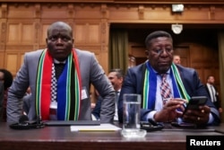 جنوبی افریقہ کے وزیر انصاف رونیلڈ لیمولا اور نیدر لینڈز کے لیے جنوبی افریقہ کے سفیر ووسیموزی میڈونسیلا 12 جنوری کو عالمی عدالت انصاف میں اسرائیل کے خلاف مقدمے کی سماعت کے دوران، فوٹو رائٹرز۔