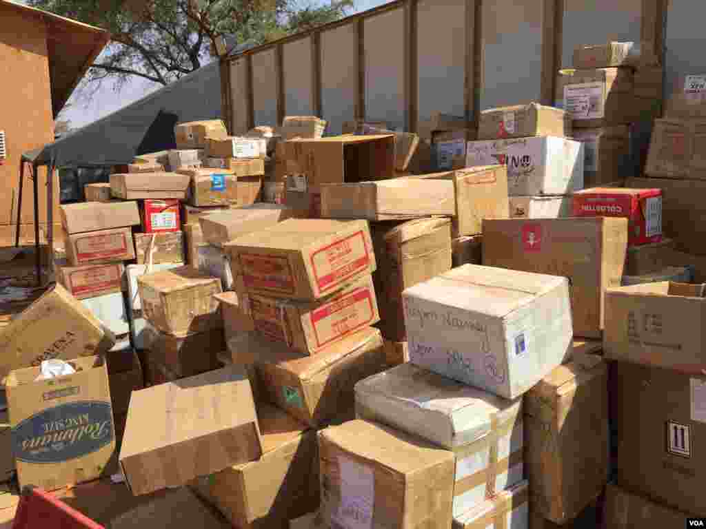 Le matériel électoral est prêt à être livré. Il est stocké dans les hangars de l&#39;Office des produits vivriers du Niger dans Niamey, 17 février 2016 (VOA/Nicolas Pinault) &nbsp;