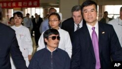ນາຍ Cheng Guangcheng (ກາງ) ຂະນະຢູ່ ທີ່ໂຮງໝໍແຫ່ງນຶ່ງທີ່ປັກກິ່ງ