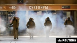 러시아 모스크바의 키예브시키역에서 비상당국 직원들이 방역작업을 하고 있다.