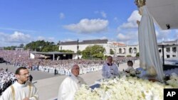 Francisco canonizó a los hermanos Francisco y Jacinta Marto al inicio de una misa para conmemorar el centenario de las visiones de ambos hermanitos frente a un millón de personas.