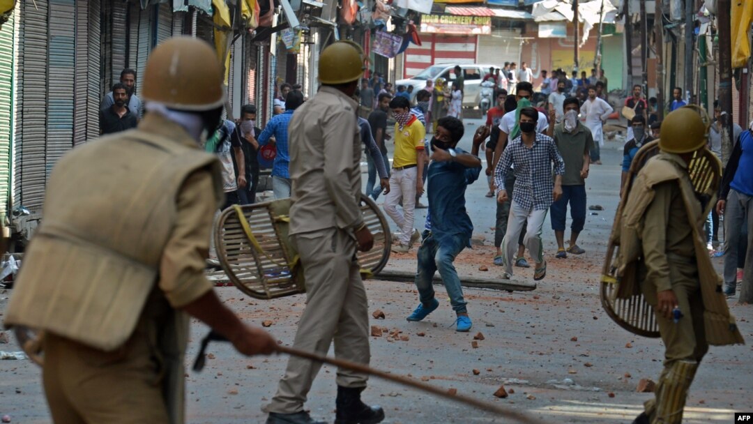 Polisi India bentrok dengan para demonstran yang marah di Srinagar, ibukota Kashmir-India, Senin (11/7). 