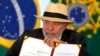 El presidente de Brasil Luiz Inácio Lula da Silva sostiene una medida que restringe el uso de teléfonos celulares en las escuelas de todo el país, durante una ceremonia en el Palacio Presidencial de Planalto, el lunes 13 de enero de 2025, en Brasilia.