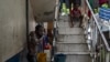 Una persona se baña en una escuela pública que sirve de refugio para personas desplazadas de sus hogares debido a enfrentamientos entre bandas armadas en Puerto Príncipe, Haití, el lunes 22 de abril de 2024.
