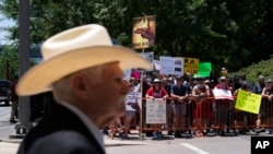 Un grupo de personas expresa su rechazo a la NRA frente al centro de convenciones George R. Brown, en Houston, Texas, donde la organización celebra estos días su reunión anual.