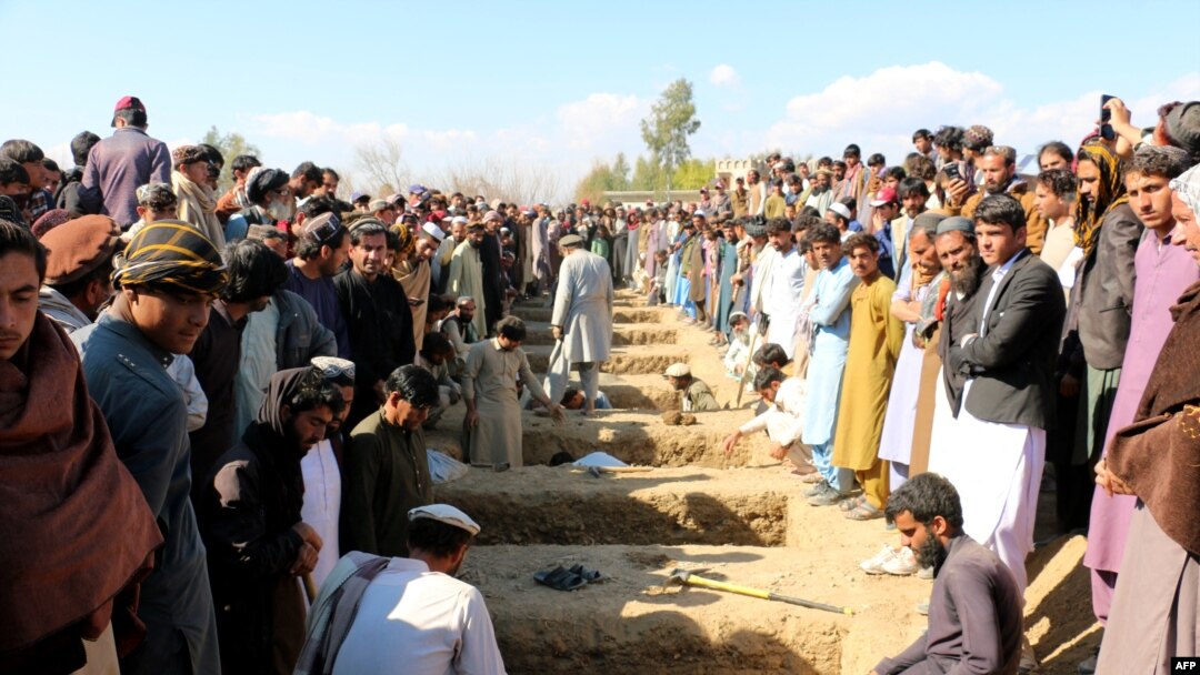 Pria Afghanistan menggali kuburan selama upacara pemakaman massal untuk sepuluh anggota keluarga yang dibunuh oleh orang-orang bersenjata di distrik Alisher, provinsi Khost, Rabu 29 Januari 2025.
