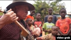 Lazarus Chigwandali, pria albino di Malawi, menyuarakan cara mengatasi diskriminasi dan pemahaman keliru mengenai kondisi genetik melalui musik. (Photo: videograb)