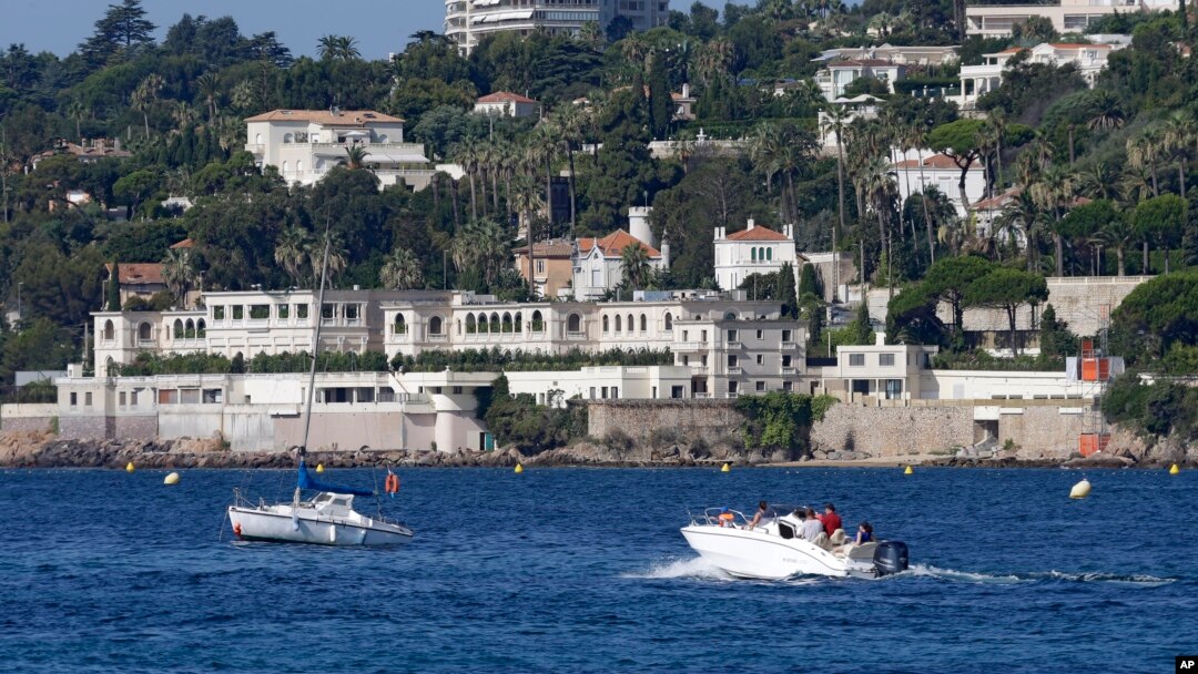 Rumah peristirahatan milik Raja Arab Saudi di Golfe Juan Vallauris, Perancis (26/7). 