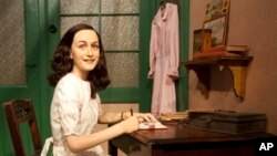 Une statue d'Anne Frank, représentée en train d'écrire son célèbre journal à sa table de travail, est exposée au musée de cire Madame Tussaud de Berlin, le vendredi 9 mars 2012.