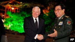 Mantan wakil Ketua Komisi Militer Pusat, Jenderal Xu Caihou (kanan) saat menerima Menhan AS Robert Gates (foto: dok). 