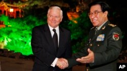 Jenderal Xu Caihou mantan wakil panglima militer China (kanan) saat bertemu Menhan AS Robert Gates di Beijing (foto: dok). 