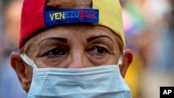 Manifestan sa a ap mande pou gouvènman Prezidan Nicolàs Maduro a rezoud gwo pwoblèm sante ki poze nan peyi a. (Foto AP/Fernando Llano).