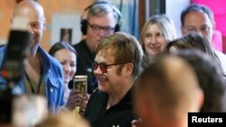 British musician Elton John (C) attends a charity event to support innovative HIV prevention and to raise awareness about AIDS in Kiev, Ukraine, May 28, 2018.