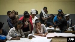 Les agents de bureaux de vote remplissent des formulaires officiels avant d’envoyer les résultats à la Commission électorale nationale indépendante (CENI) à Antananarivo le 7 novembre 2018