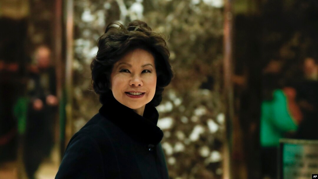 Cựu Bộ trưởng Lao động Elaine Chao gặp Tổng thống đắc cử Donald Trump tại tòa nhà Trump Tower ở New York, ngày 21/11/2016.