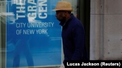 Universitas New York (NYU), Senin (22/3), mengatakan sedang mencari lebih banyak informasi dari pihak berwenang China setelah sembilan mahasiswa dari kampusnya di Shanghai sempat ditahan untuk sementara. (Foto: Ilustrasi/REUTERS/Lucas Jackson)
