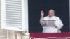 El papa Francisco bendice a la multitud en la Plaza de San Pedro durante el rezo del Ángelus el domingo 4 de junio de 2023.