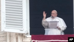 El papa Francisco bendice a la multitud en la Plaza de San Pedro durante el rezo del Ángelus el domingo 4 de junio de 2023.