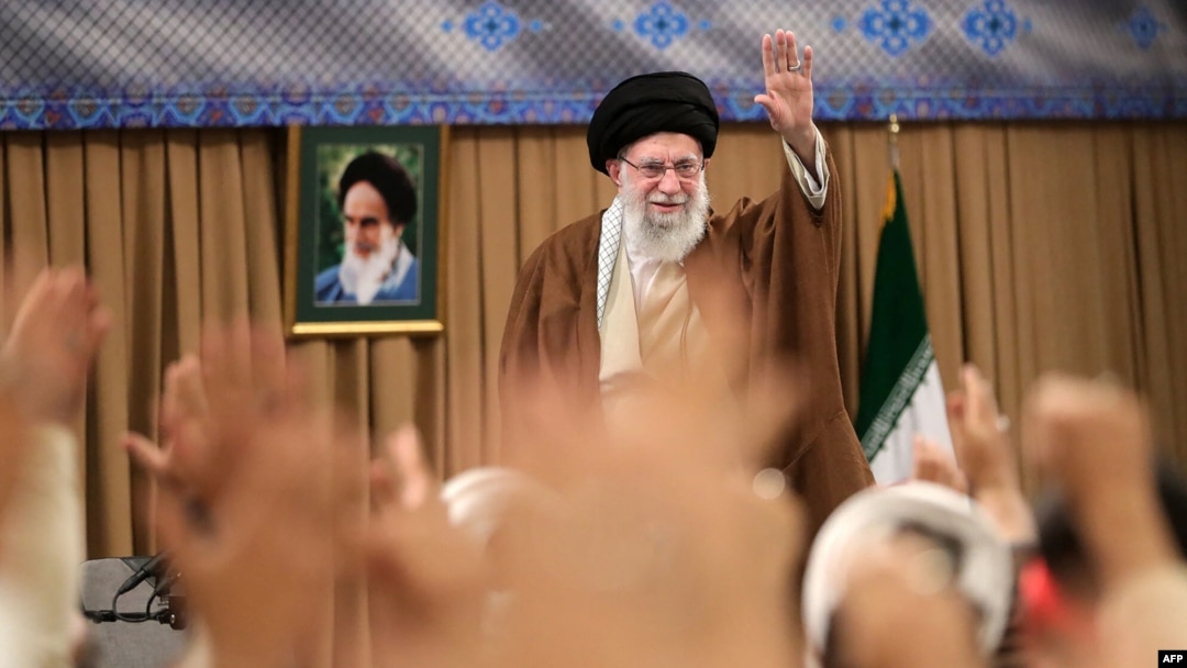 İran'ın dini lideri Hamaney Tahran'da Basij üyeleriyle yaptığı bir toplantı sırasında kalabalığı selamlarken görülüyor- 25 Kasım 2024.