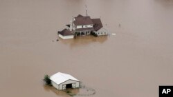 A home surrounded by floodwaters in Rosharon, Texas, June 4, 2016. 