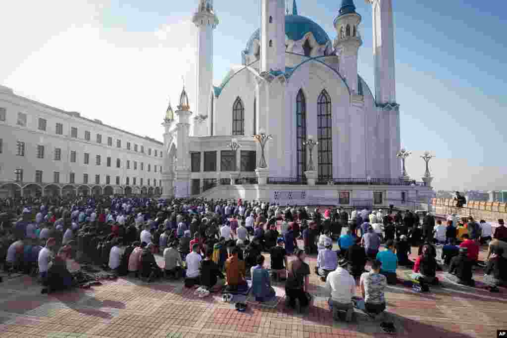 اقامه نماز عید فطر در مسجد قُل‌شریف در کازان، روسیه