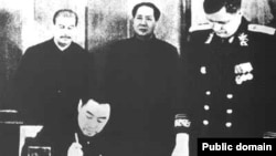 1950年《中苏友好同盟互助条约》在莫斯科签字，斯大林和毛泽东参加仪式，周恩来代表中方签署。中国和俄罗斯的前身苏联曾是盟国。（中国老照片）