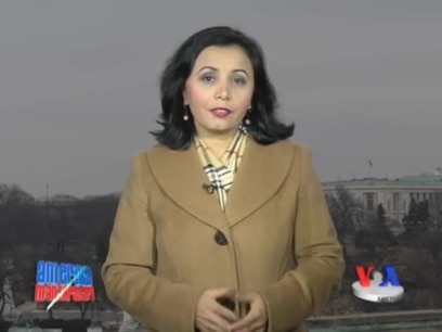 Yechinayotgan odamlarga qarash Yechinayotgan odamlarga qarash