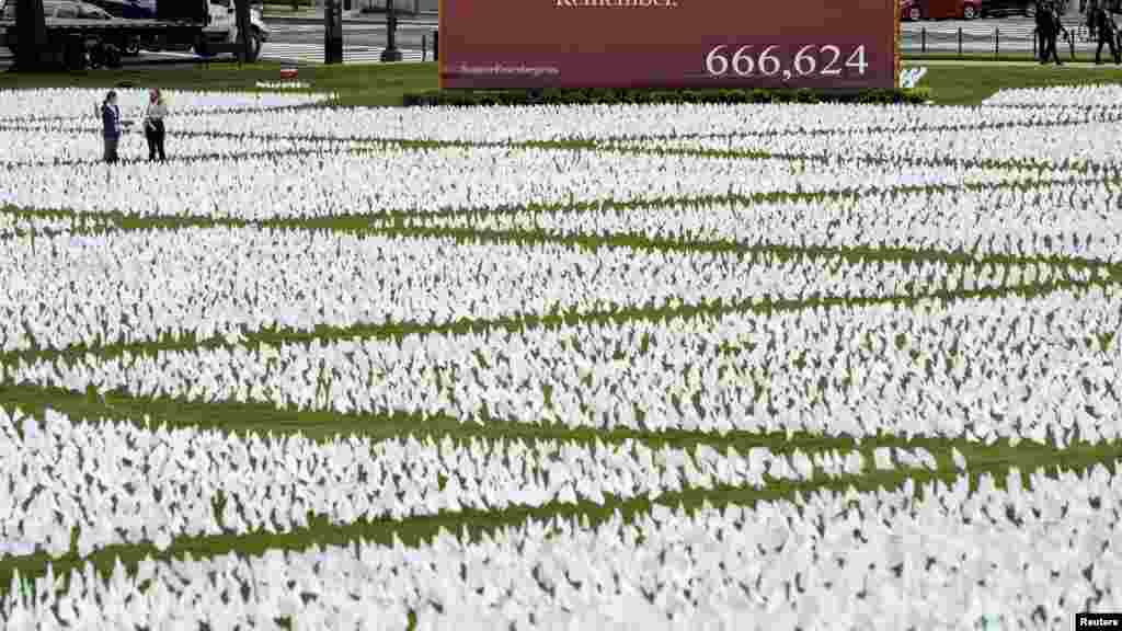 Izložba belih zastavica&nbsp;koje predstavljaju Amerikance žrtve Kovida 19, postavljenja na Nacionalnom travnjaku u Vašingtonu, na površini od 8 hektara (Foto: Reuters/Joshua Roberts)