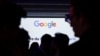 Siluetas de personas frente al logotipo de Google durante la inauguración de un nuevo centro en Francia dedicado al sector de la inteligencia artificial (IA), en la sede de Google Francia en París, el 15 de febrero de 2024.