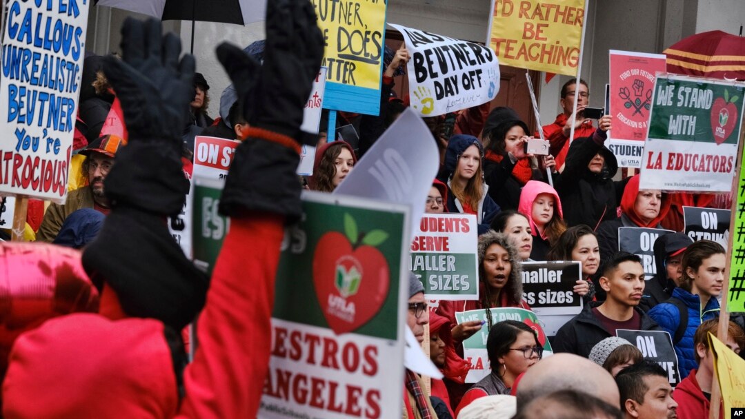 ARSIP – Guru dan siswa berunjuk rasa di depan SMA Hamilton, Rabu, 16 Januari 2019 di Los Angeles, dalam pemogokan yang dilakukan guru di seluruh penjuru kota (foto: AP Photo/Richard Vogel)