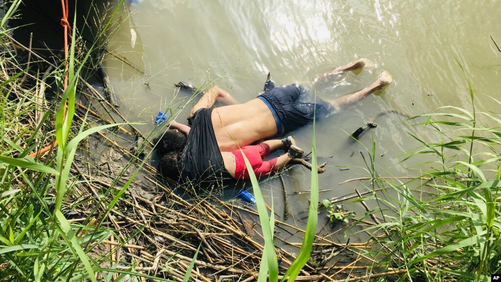 Thi thể của di dân El Salvador Oscar Alberto Martínez Ramírez và con gái gần 2 tuổi bên bờ sông Rio Grande, Mexico, hôm 24/6/2019