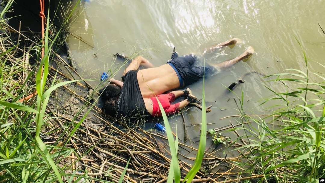 Thi thể của di dân El Salvador Oscar Alberto Martínez Ramírez và con gái gần 2 tuổi bên bờ sông Rio Grande, Mexico, hôm 24/6/2019