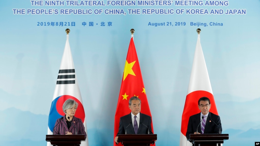 资料照片：2019年8月21日，中国外长王毅(中)、韩国前外长康京和(左)、日本前外相河野太郎在北京举行三国外长会谈后出席联合记者招待会。（美联社）(photo:VOA)